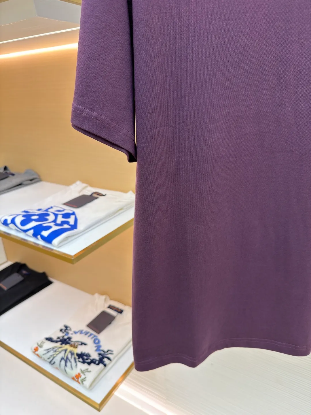 LOUISVUITTON embossed small label T-shirt ●Authentic product: Purchased and developed by 5450 ●Item number: 1682104-A00 ●Fabric: pure cotton fabric ●Technology: embossed production ●Version: fitted version ●Weight: about 300 grams ●Size: XS-S-M-L ●Description: Fabric is 40S/2 Double-strand smooth cotton plain weave, dust-free wool processing; matching 40s single-strand combed cotton, 280g cylindrical machine rib. The front panel is stamped and filled. After low-temperature stamping with a steel stamp, the inside is filled with foam cotton. The bottom surface is directly sealed with low-temperature hot melt glue at 80 degrees Celsius. The integrated machine operation makes the relief pattern three-dimensional and full and stylish. High-quality products require natural and beautiful products. The overall wiring is straight and delicate, the fabric is comfortable and soft, and the color is consistent without color difference. It can be matched with the same style to create a fashionable look and control various occasions. Customized accessories, complete with three standards, same style for men and women!